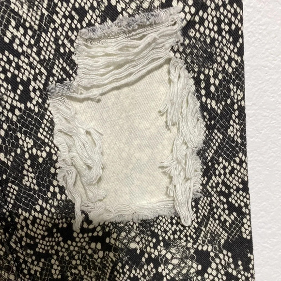 We The Free NWT Gator Skin Print Jean - Picture 13 of 13